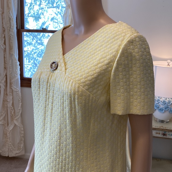 Vintage 1950s Fabulous Yellow Dress, Original Rhinestone Pin and Matching Belt - Picture 4 of 13